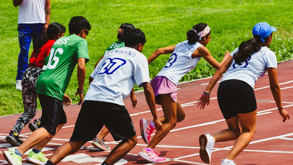 A group of young athletes starting a relay race on a track in Mexico City.
